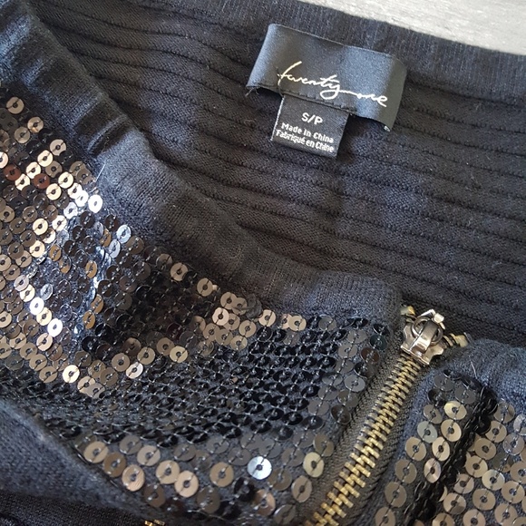 Black Sequined Line Detailed Mini - Picture 3 of 3
