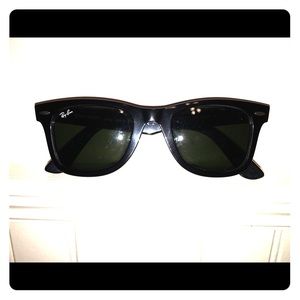 Black Wayfarer Ray-Ban