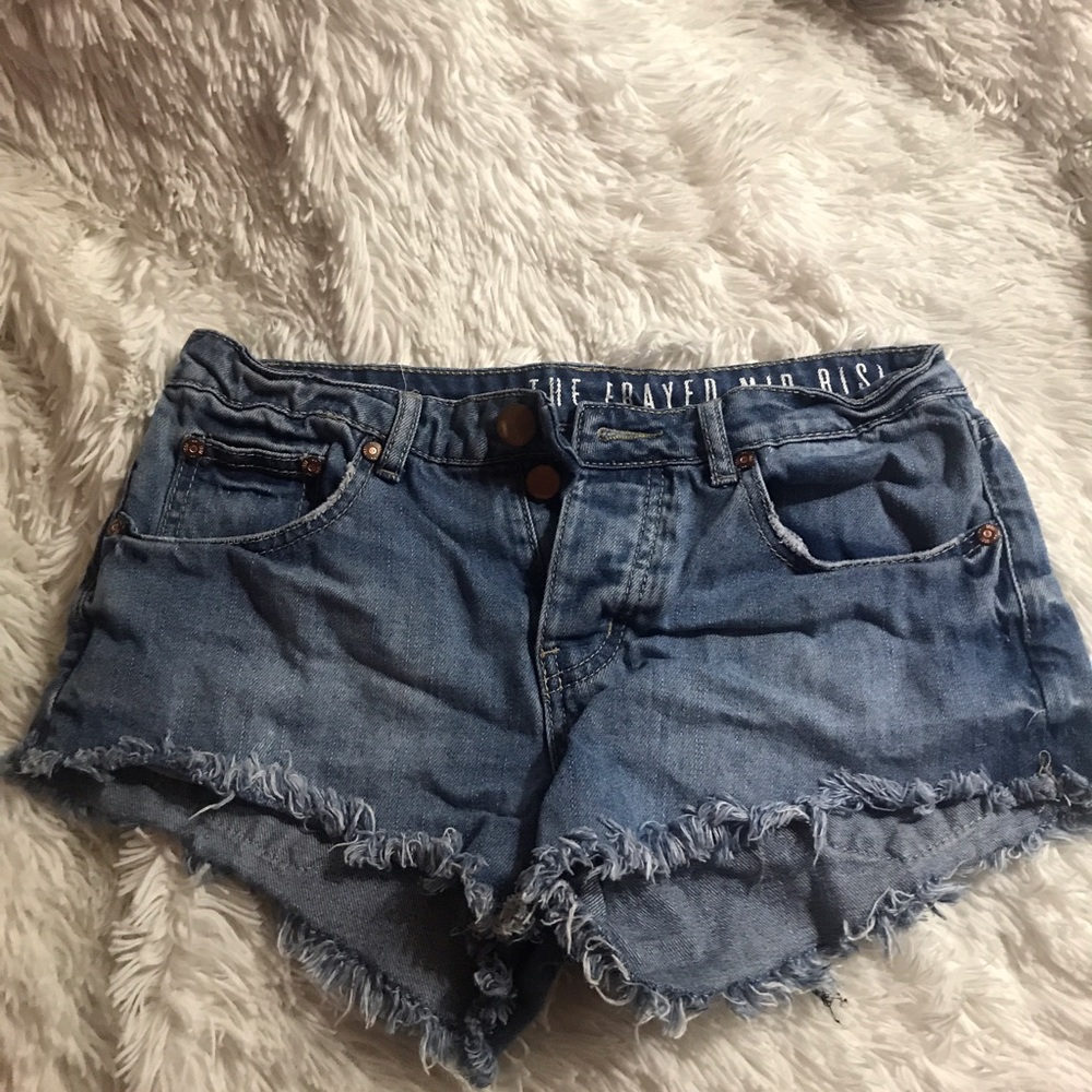Mid-rise, frayed festival shorts