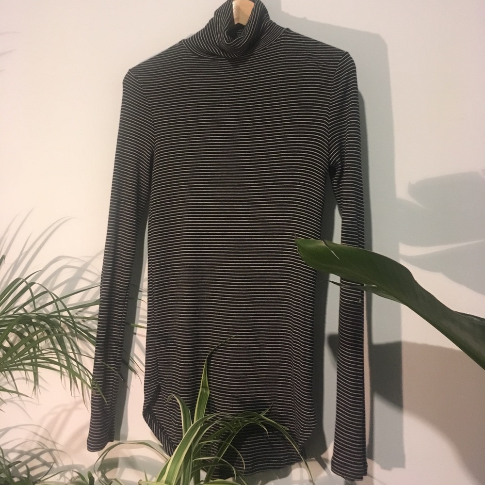 Turtleneck long sleeved shirt