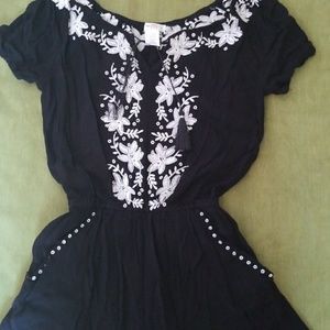 Embroidered Floral Romper w Pockets!!