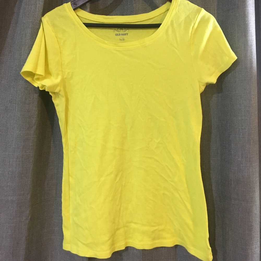 Old Navy yellow tee