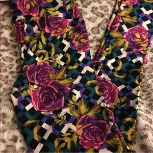 Lularoe Rose trellis print leggings