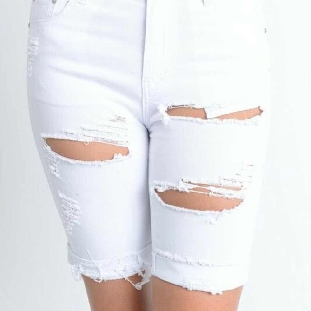 Distressed bermuda shorts
