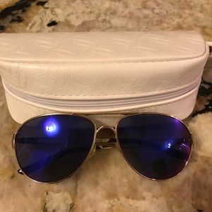 Oakley Aviator Sunglasses - Women gold frame.