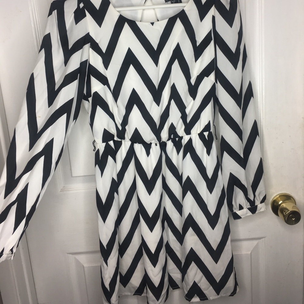 Long sleeve zigzag dress