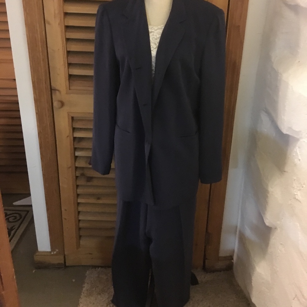 Beautifully soft two price pant suit.