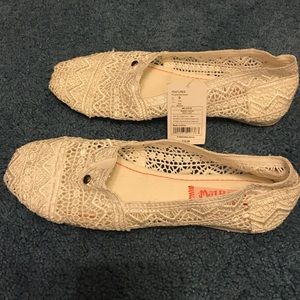 White lace flats