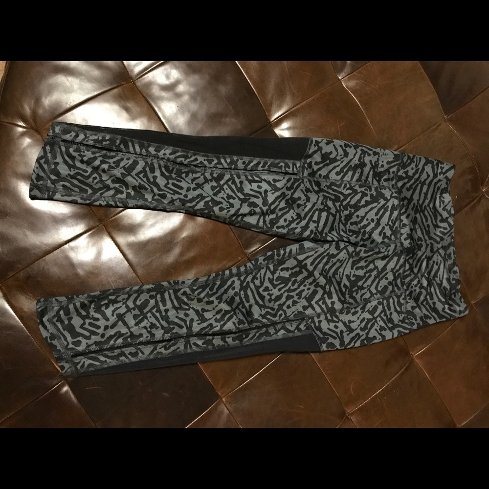 Size 4 Lululemon hot to Street crop