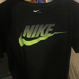 Nike t shirt size medium