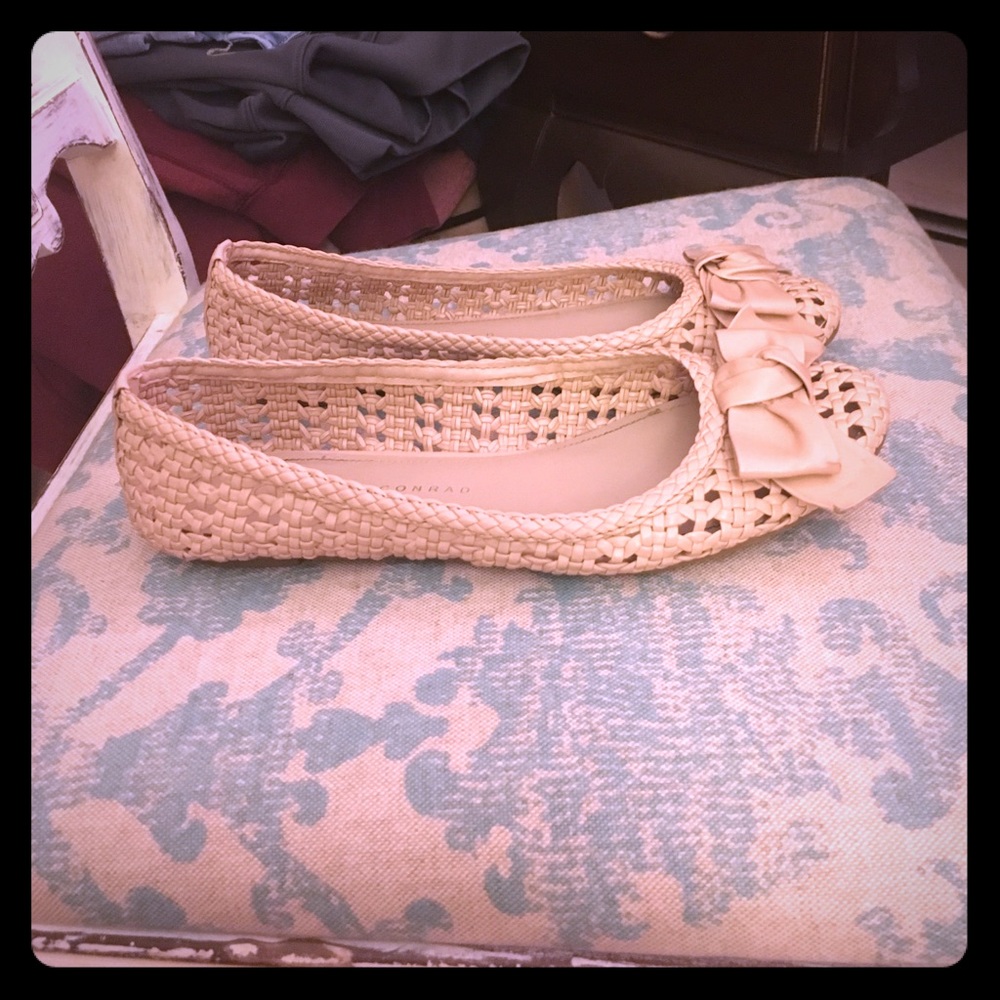 A pair of blush pink with bow flats!