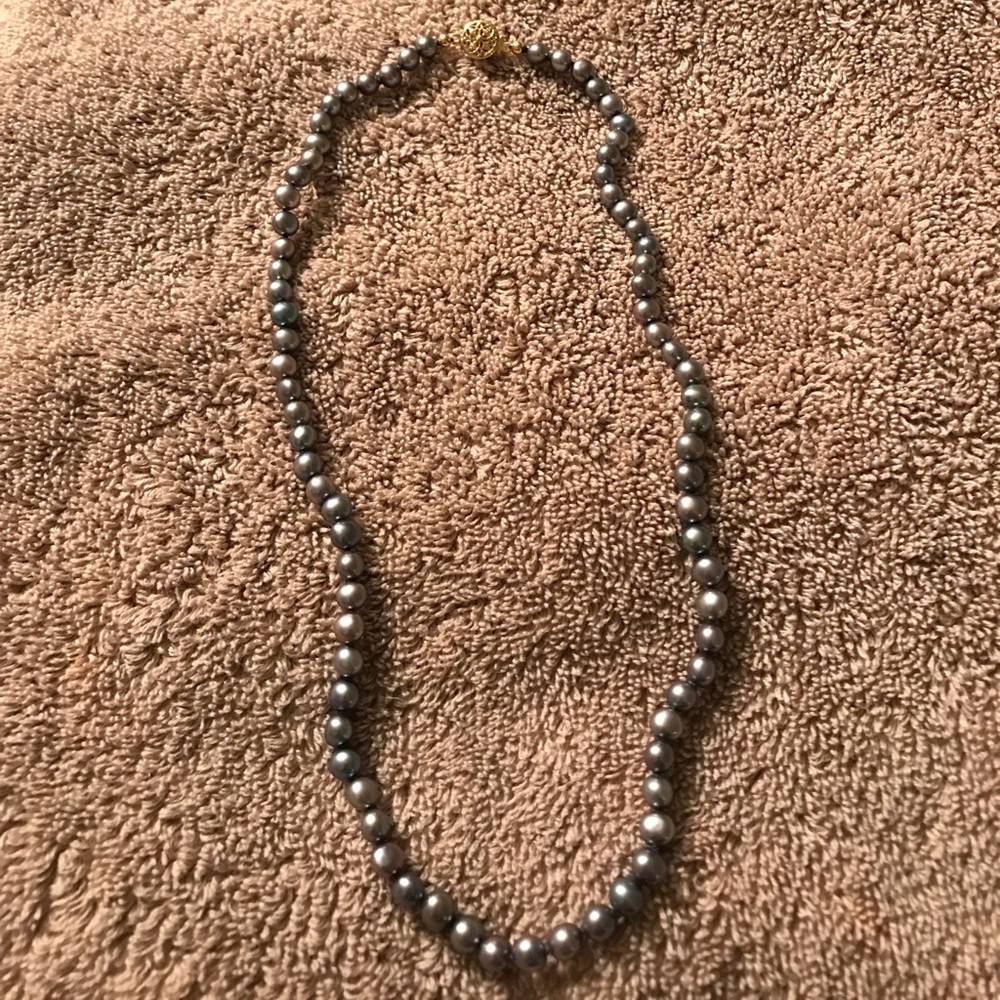 Grey pearl necklace with clasp