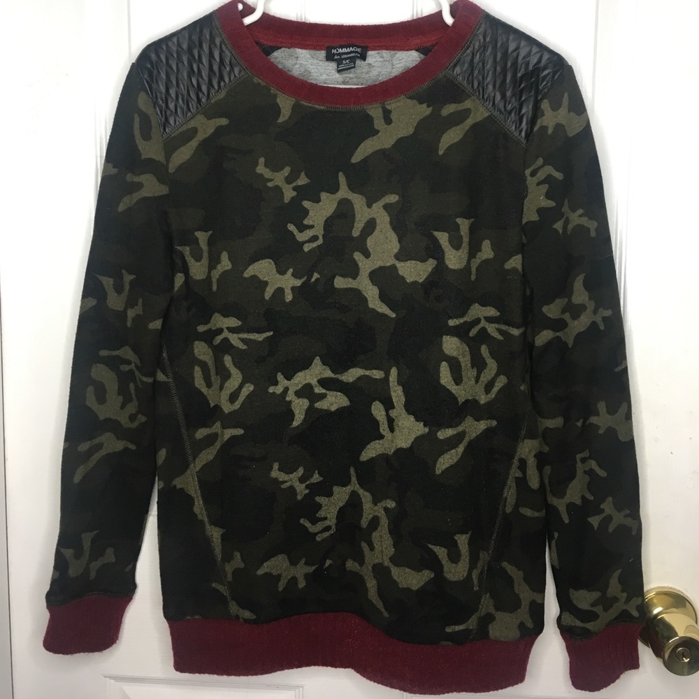 Camouflage sweater with leather shoulders
