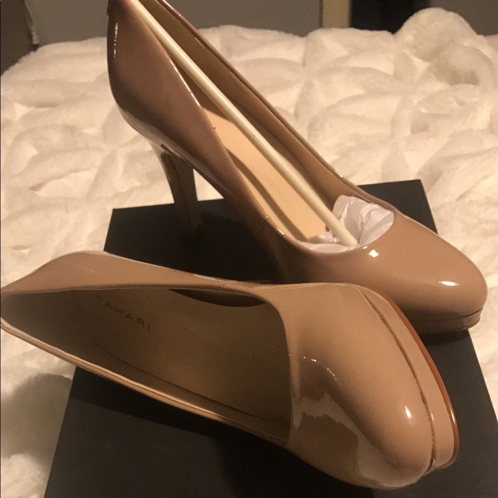 Tahari Nude pumps