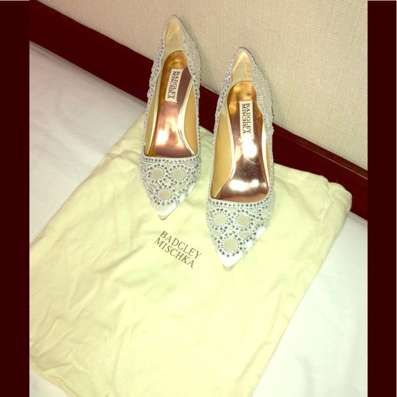 Badgley Mischka pointy toe bridal pumps in ivory - Picture 1 of 4