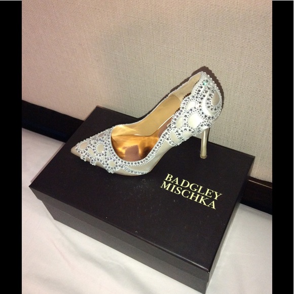 Badgley Mischka pointy toe bridal pumps in ivory - Picture 2 of 4