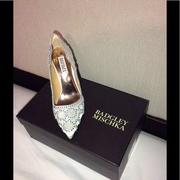 Badgley Mischka pointy toe bridal pumps in ivory - Picture 3 of 4