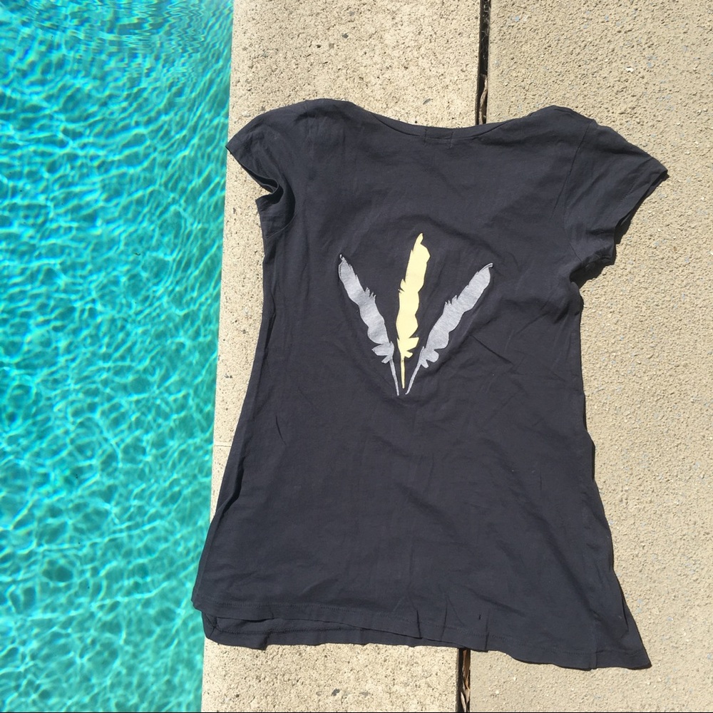 Adorable v-neck tee with feather appliqué