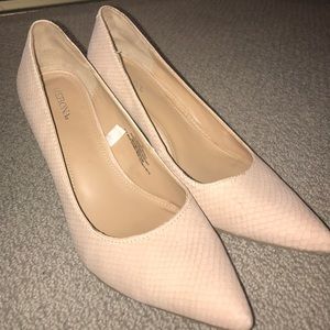 Nude low pumps