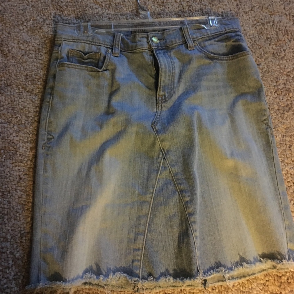Old Navy low waist denim skirt. Size 8