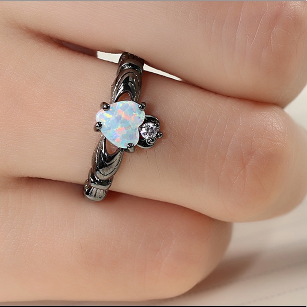 Dainty Claddagh ring, fire opal, gold filled - Picture 4 of 5
