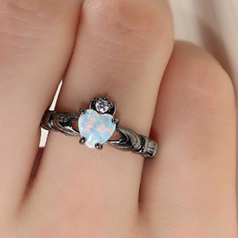 Dainty Claddagh ring, fire opal, gold filled - Picture 3 of 5