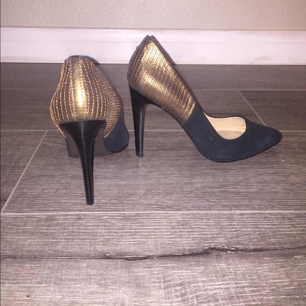 Navy blue and gold pumps!