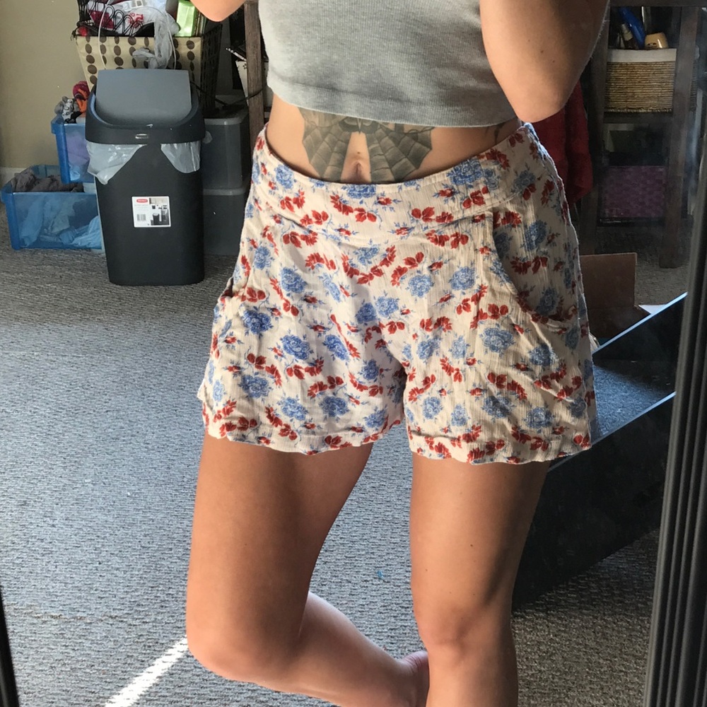 FREE PEOPLE FLORAL SHORTS SIZE XS
