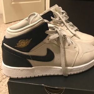 Air Jordan 1 MID BG