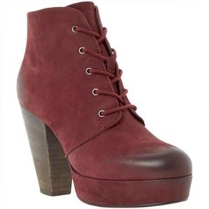 ✨ HOST PICK!✨Steve Madden Lace Up Booties
