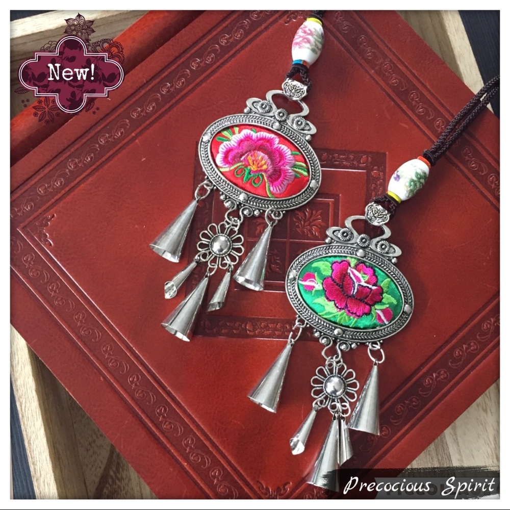 Colorful embroidered flower statement necklace - Picture 1 of 5