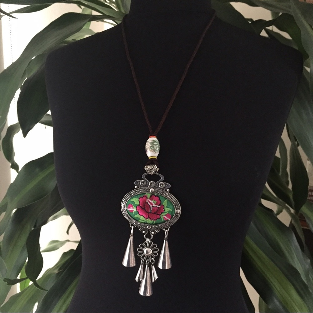 Colorful embroidered flower statement necklace - Picture 4 of 5