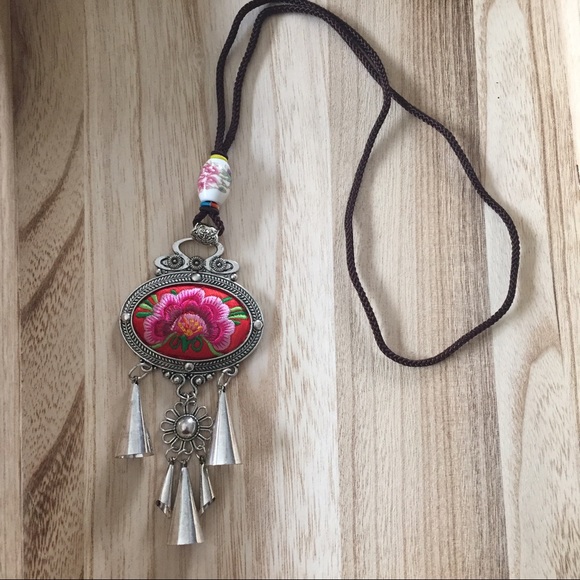 Colorful embroidered flower statement necklace - Picture 2 of 5