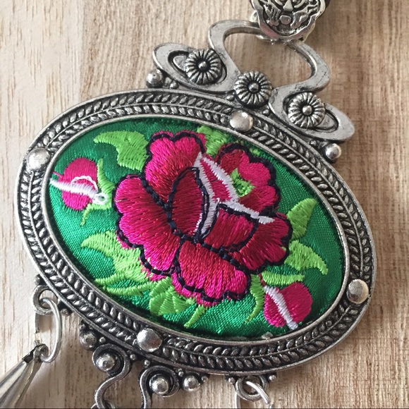 Colorful embroidered flower statement necklace - Picture 3 of 5