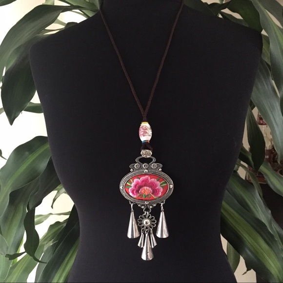 Colorful embroidered flower statement necklace - Picture 5 of 5