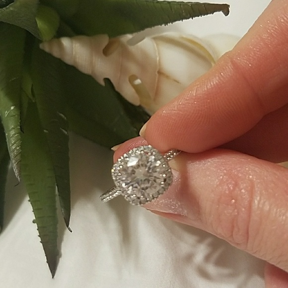 Exquisite diamonique 925 halo engagement ring - Picture 6 of 7