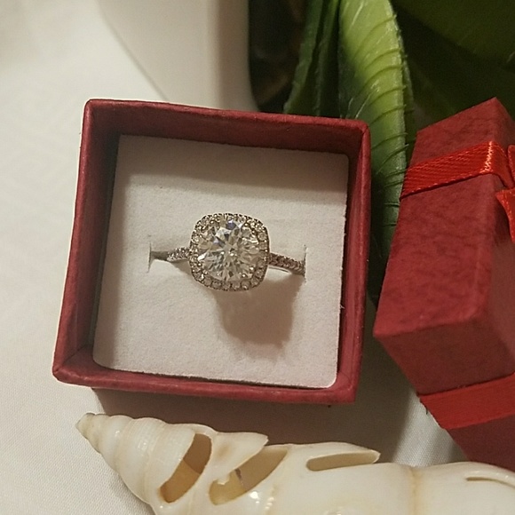 Exquisite diamonique 925 halo engagement ring - Picture 4 of 7