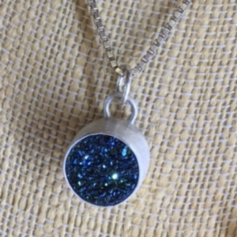 A blue green iridescent Druzi necklace