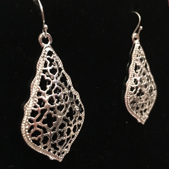 ✨LAST PAIR ✨New Filigree Earrings! - Picture 3 of 5