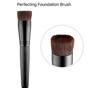 BareMinerals Foundation brush NWT