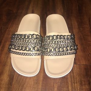 Chain embedded slippers