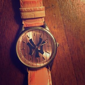 Pink New York Yankees Watch, official MLB product