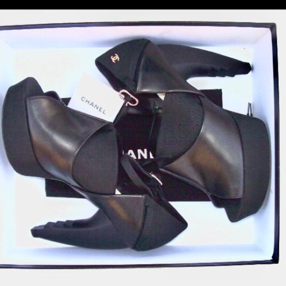 CHANEL Avant-garde garde rare black heels