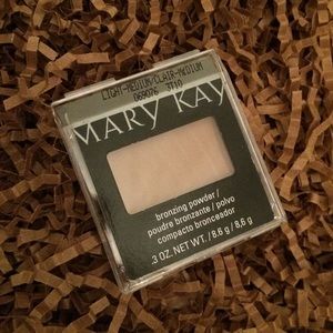 NIB - Mary Kay bronzing powder in light-medium