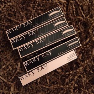 NIB - 4 Mary Kay Mascaras and 1 Lash Primer