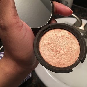 Becca champagne pop