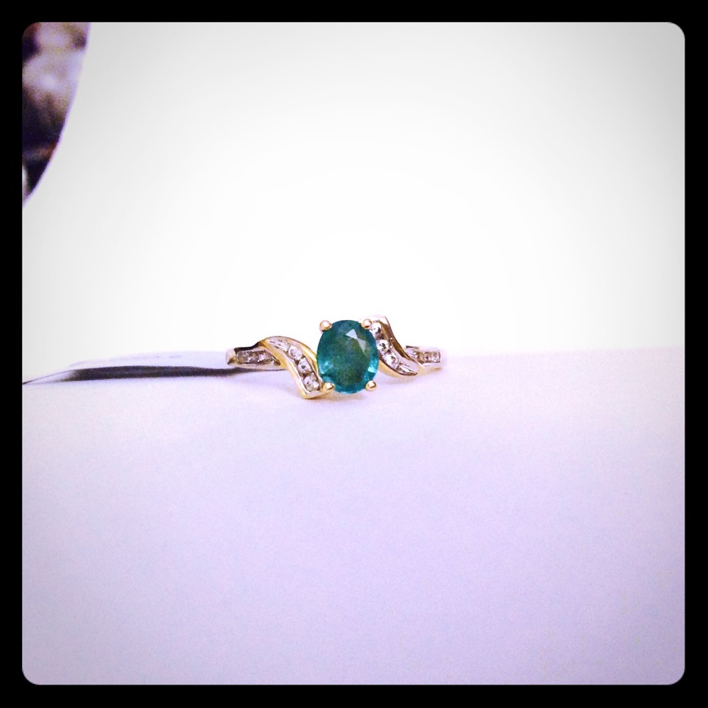 💕Beautiful Emerald Ring💕