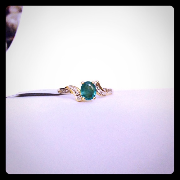 💕Beautiful Emerald Ring💕 - Picture 1 of 1