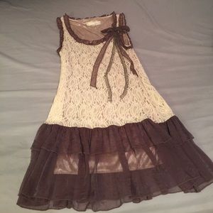 Adorable sleeveless tunic top!