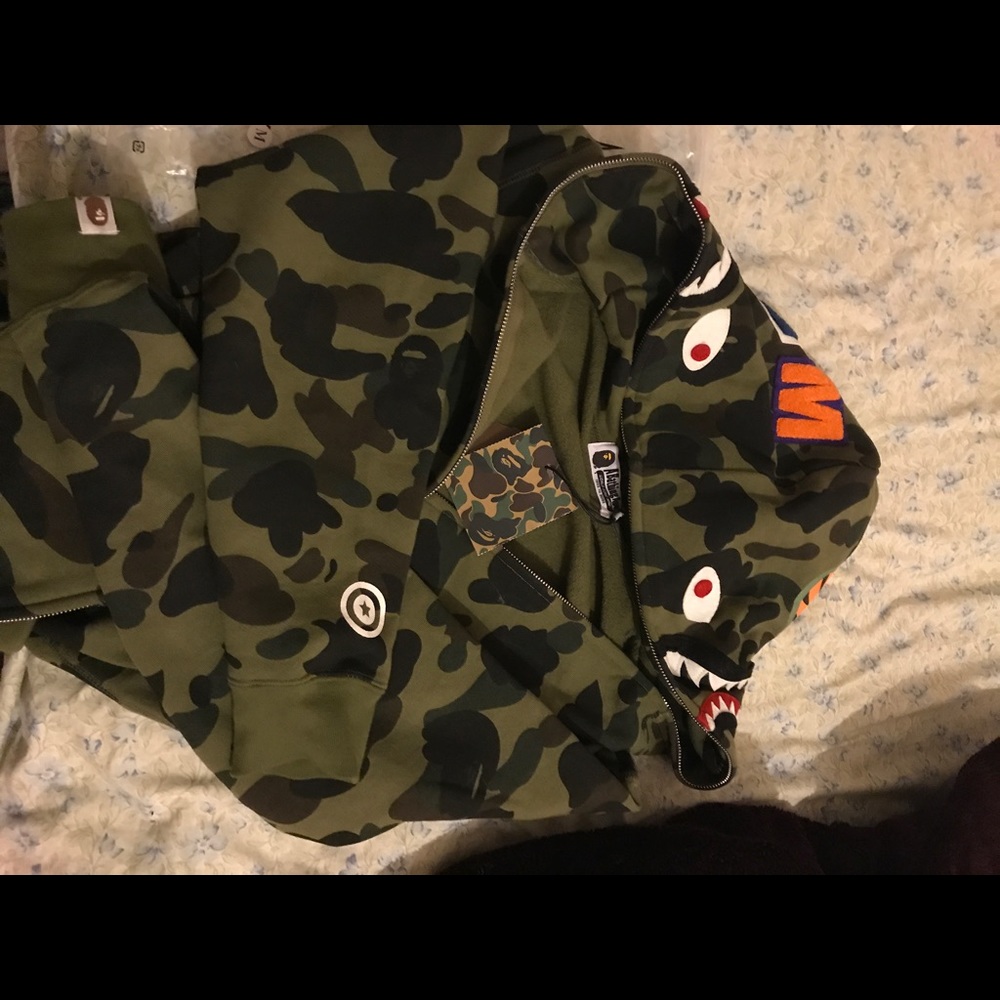 Selling Authentic BAPE Hoodie size:M comes w bag